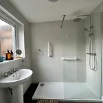 4 Bed 3 Bedroom Near Centre Nyaraló Middlesbrough