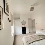 4 Bed 3 Bedroom Near Centre Nyaraló