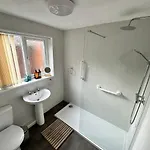 4 Bed 3 Bedroom Near Centre *