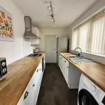 4 Bed 3 Bedroom Near Centre *