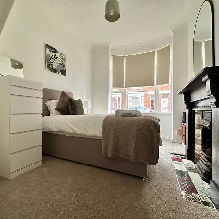 4 Bed 3 Bedroom Near Centre Nyaraló Middlesbrough