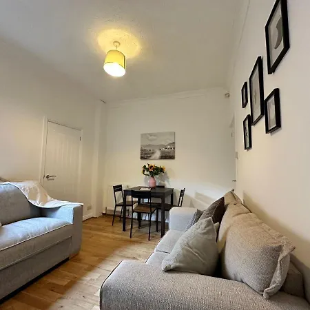 4 Bed 3 Bedroom Near Centre *