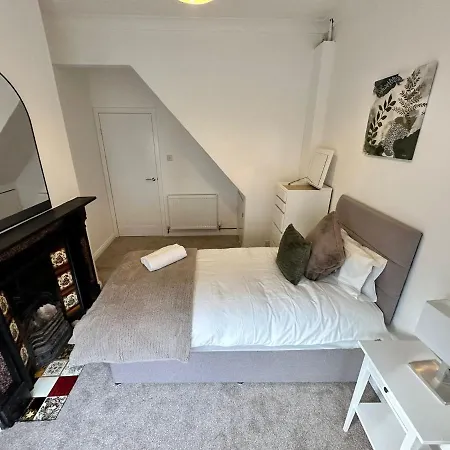 4 Bed 3 Bedroom Near Centre *