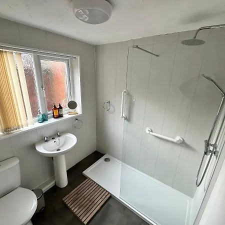 4 Bed 3 Bedroom Near Centre *