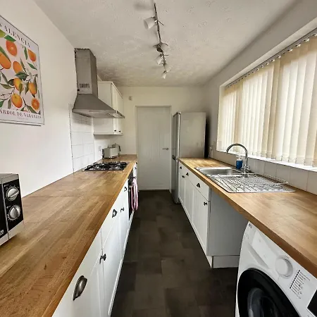 4 Bed 3 Bedroom Near Centre *
