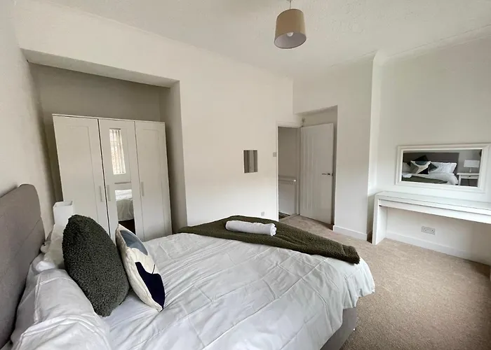 4 Bed 3 Bedroom Near Centre * Μίντλεσμπρο