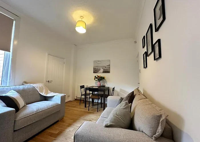 4 Bed 3 Bedroom Near Centre *