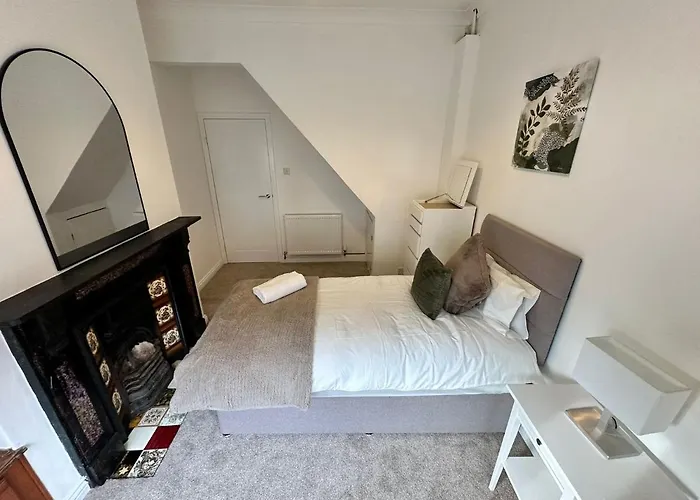 4 Bed 3 Bedroom Near Centre *
