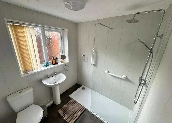 4 Bed 3 Bedroom Near Centre *