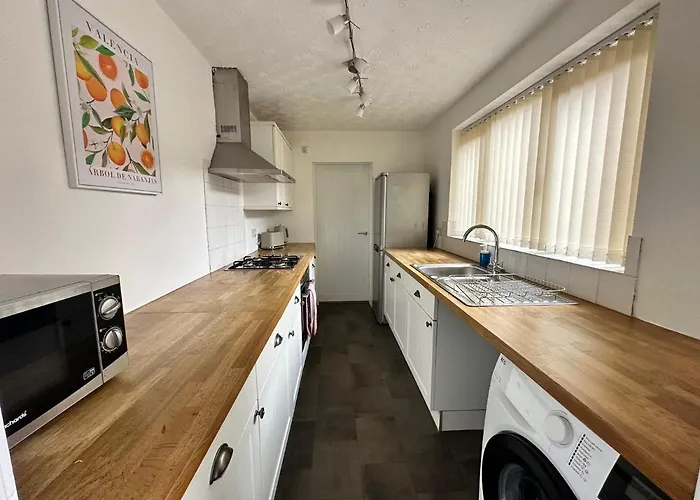 4 Bed 3 Bedroom Near Centre *